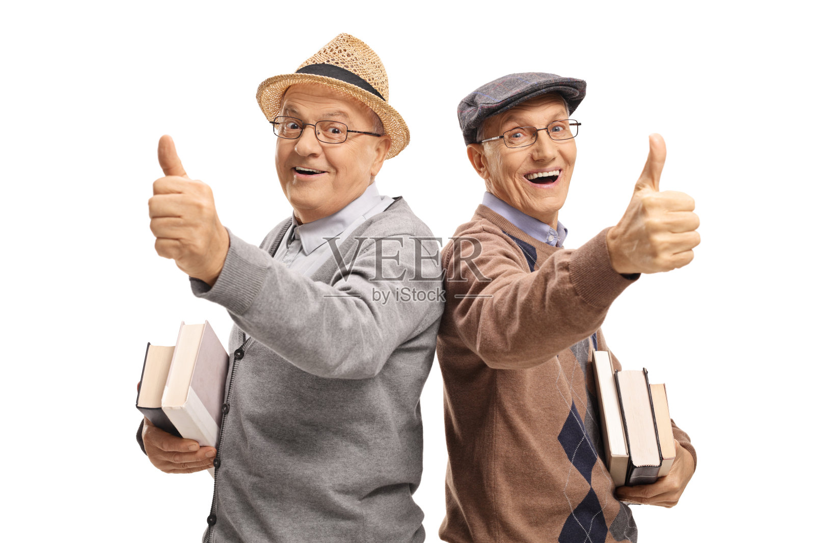 两个兴高采烈的老人拿着书竖起大拇指照片摄影图片