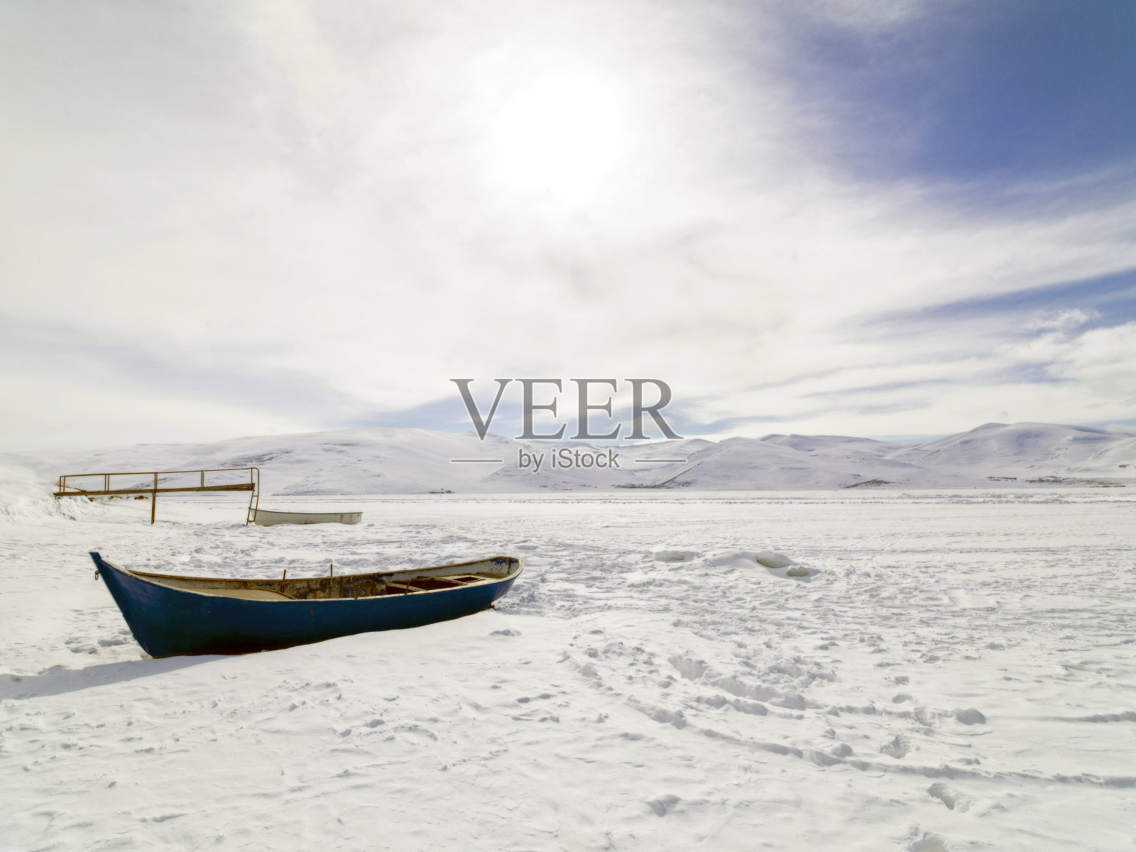 白雪湖，土耳其卡尔斯省的冰湖照片摄影图片