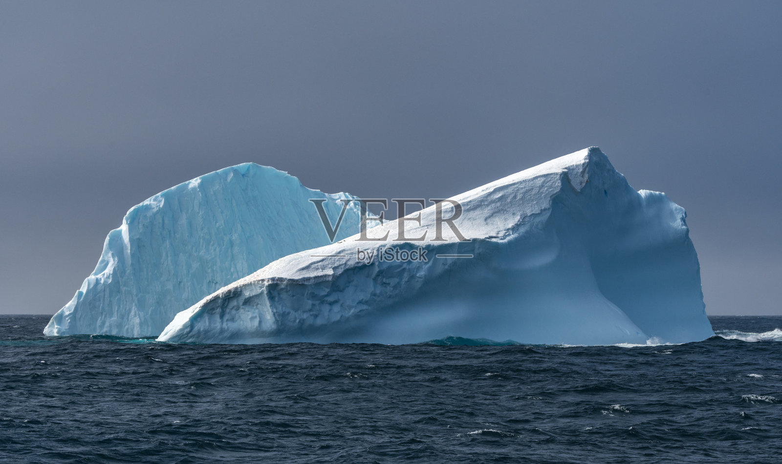 巨大的冰山漂浮在南极洲照片摄影图片