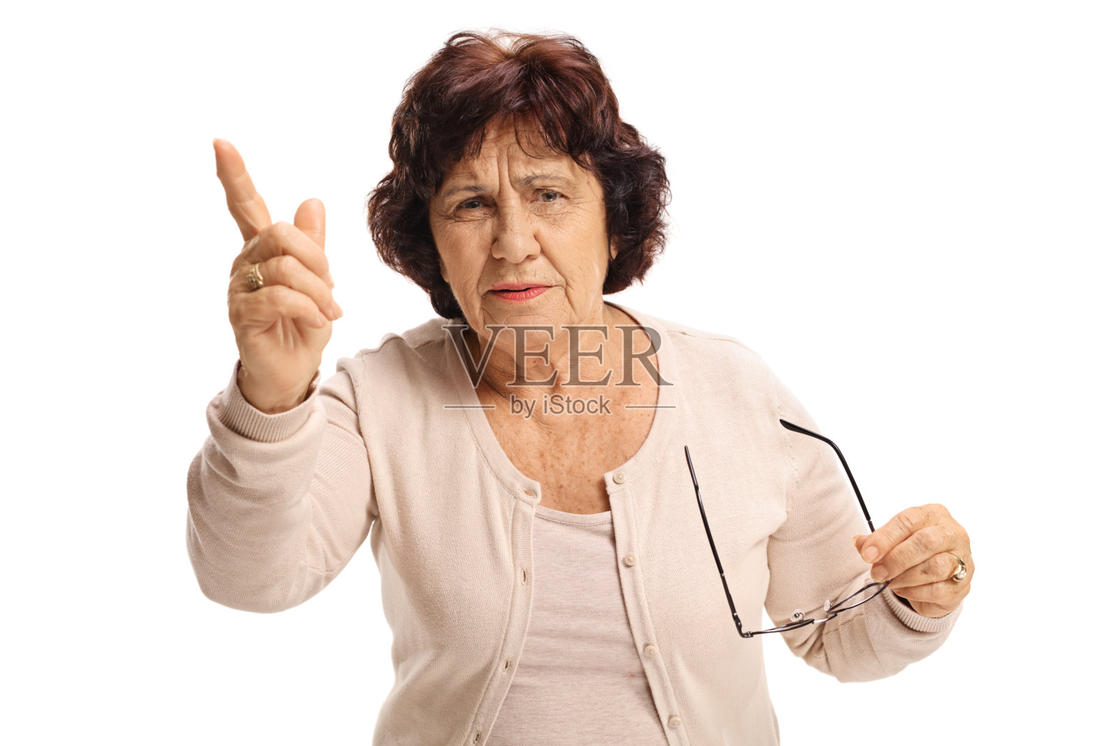 愤怒的老妇人一边骂着一边用手指打手势照片摄影图片
