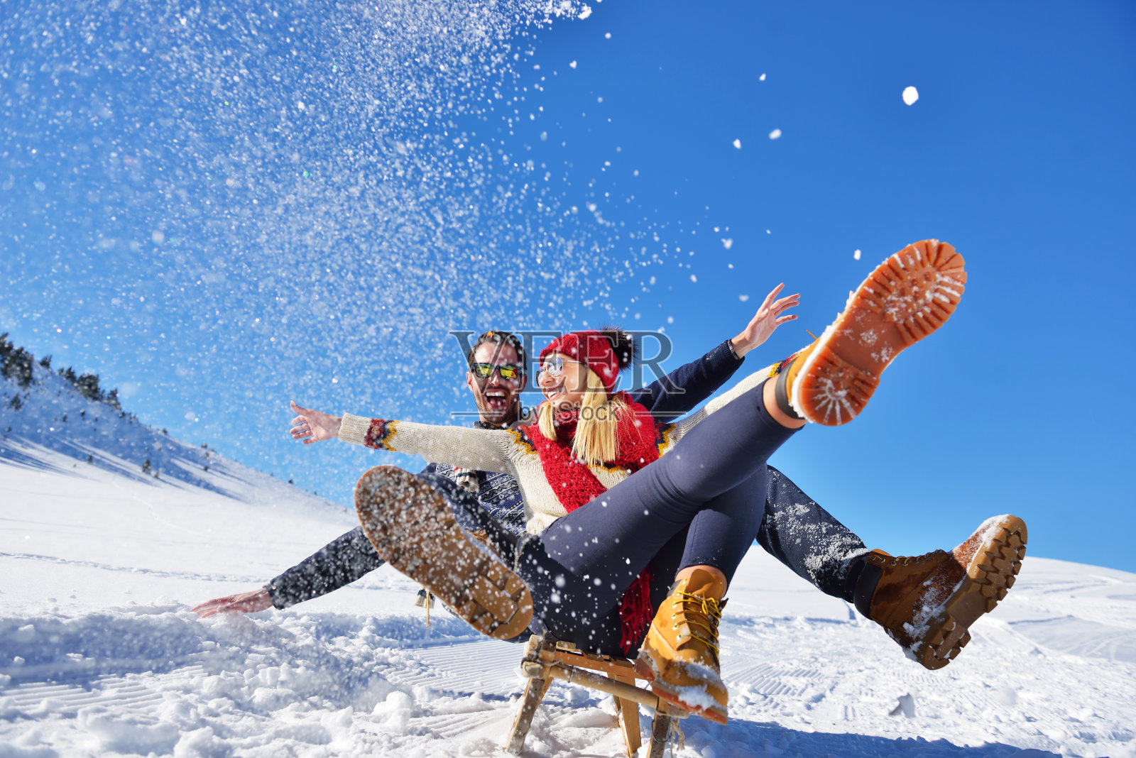 浪漫的冬季景色，快乐的年轻夫妇在新鲜的显示在寒假，山区自然景观照片摄影图片