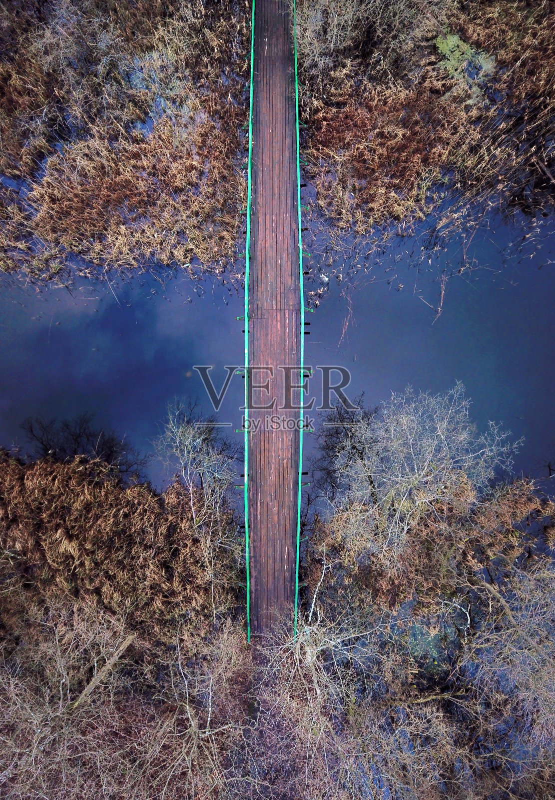 河上的木桥小径。照片摄影图片