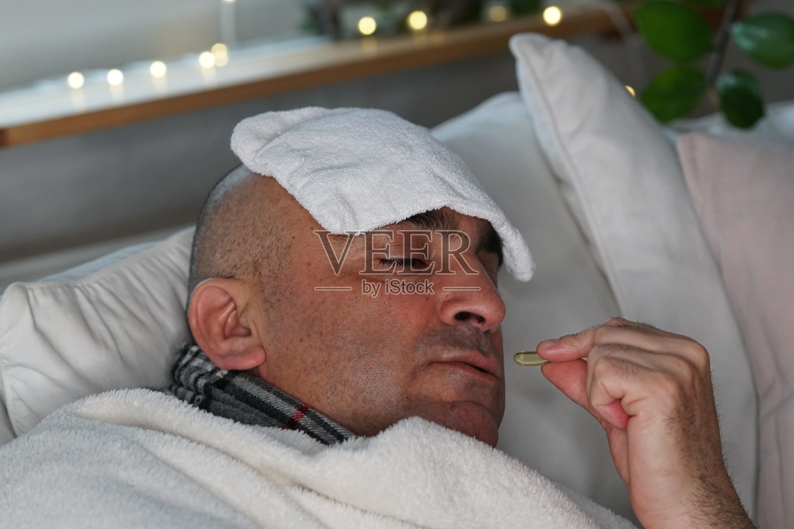 一个病人躺在床上吃着药照片摄影图片