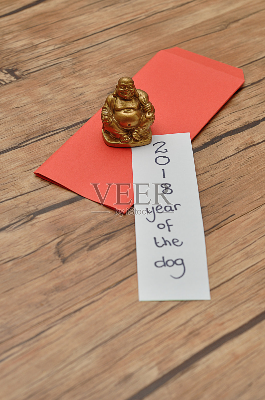 中国新年设计。一个春节的红包和一张2018狗年的纸条照片摄影图片