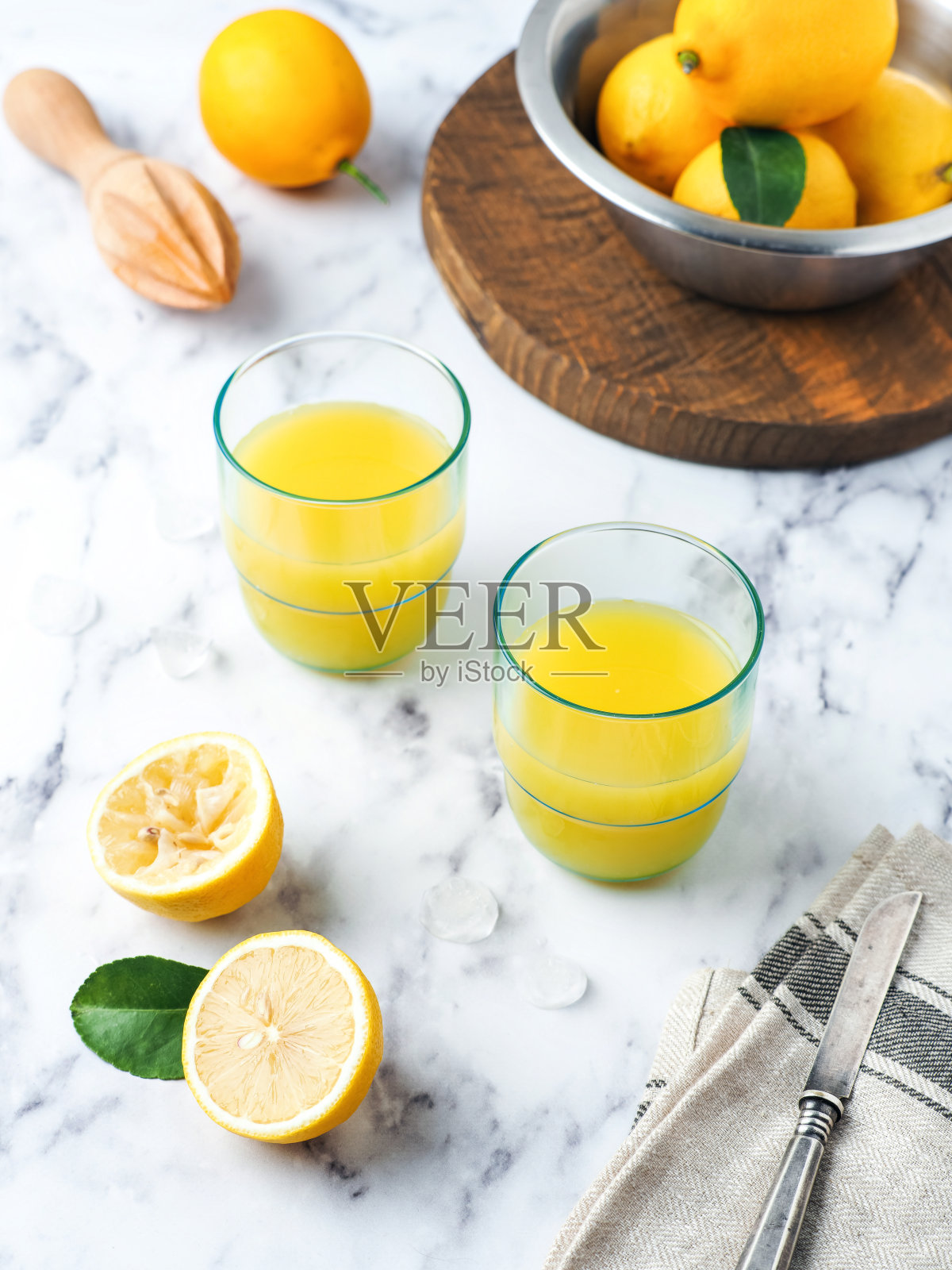 两杯柠檬汁照片摄影图片