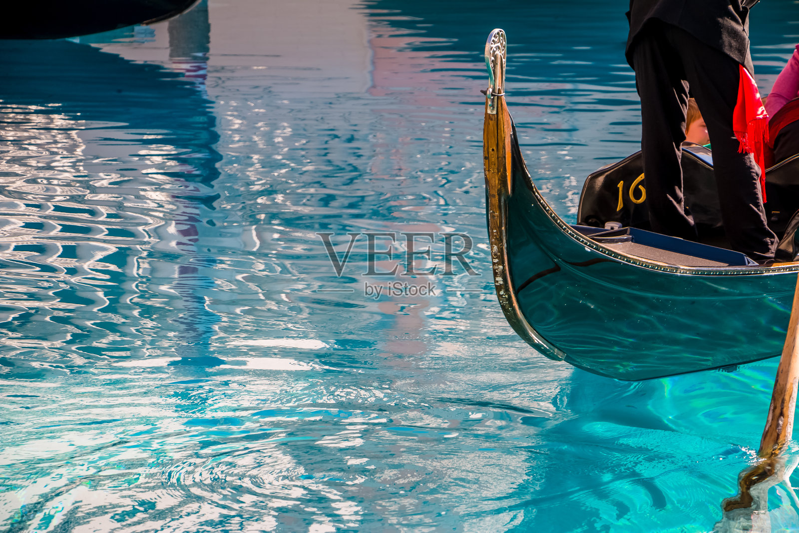 威尼斯旅游景点中的贡多拉船照片摄影图片