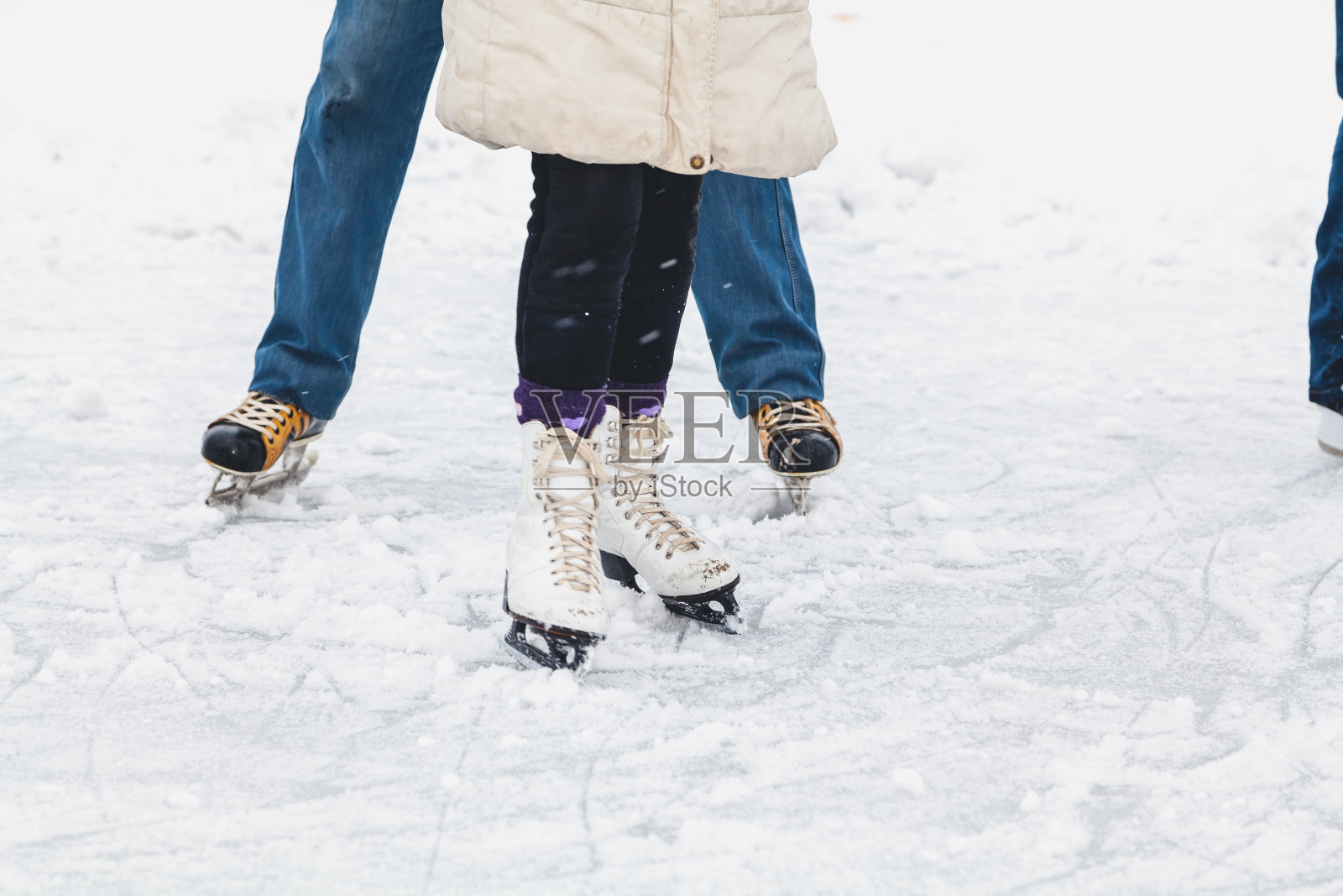 男人和女人的腿在冰上滑冰照片摄影图片