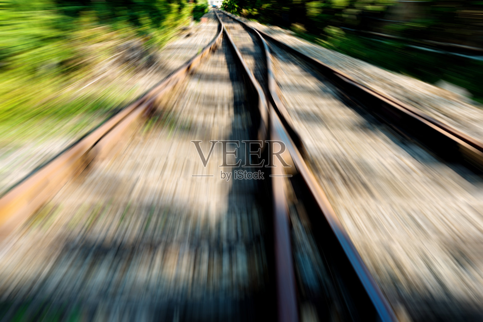 模糊铁路轨道的近景照片摄影图片