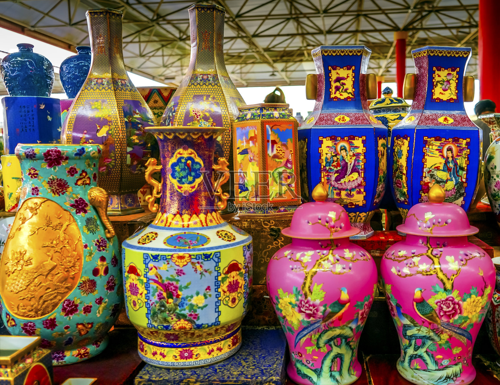 中国古代陶瓷花瓶、壶、盘卷跳蚤市场照片摄影图片
