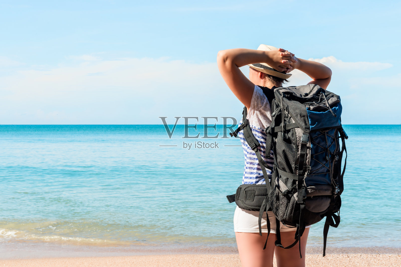疲惫的游客背着背包在海边欣赏风景照片摄影图片
