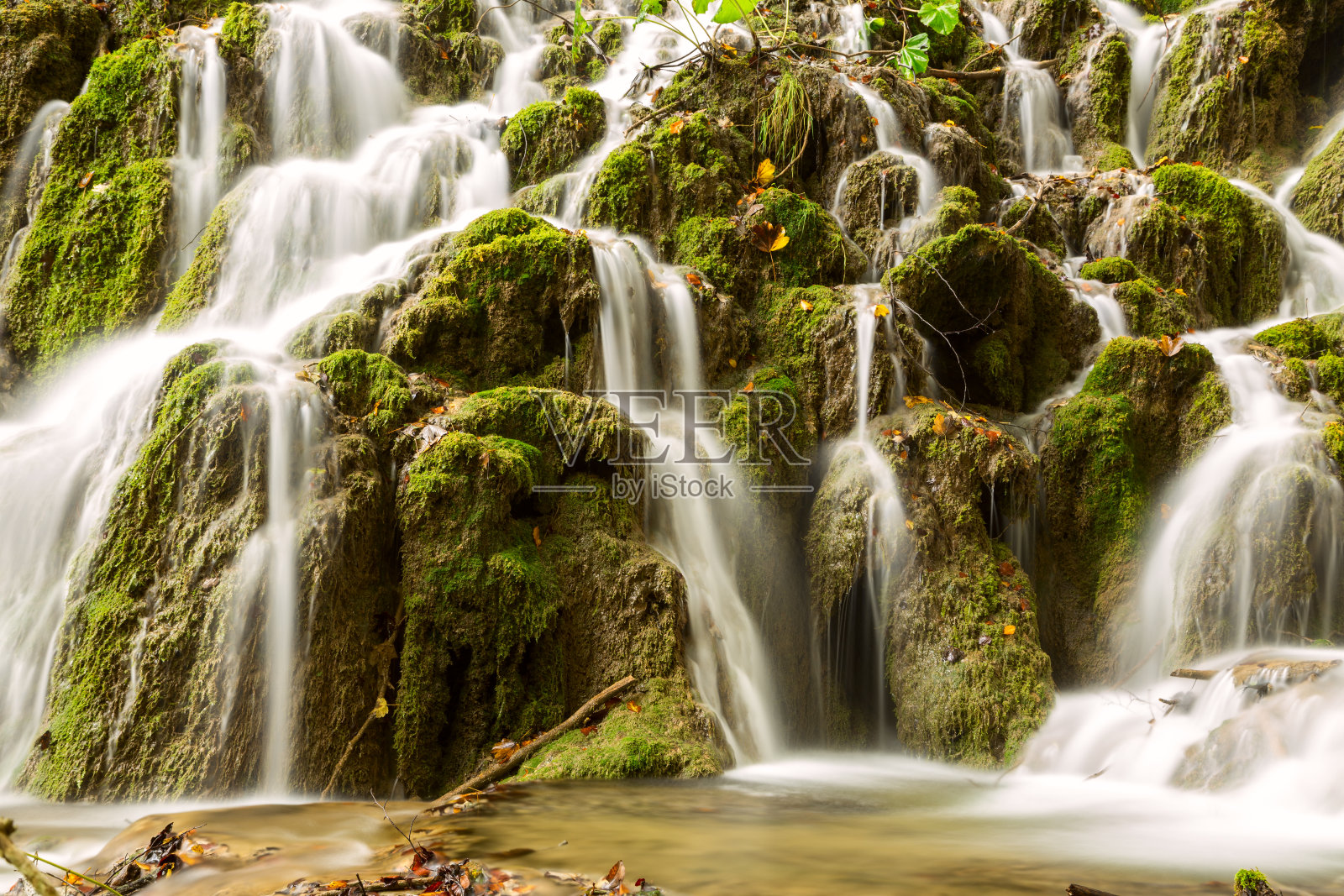 在Plitvice国家公园森林深处的瀑布照片摄影图片