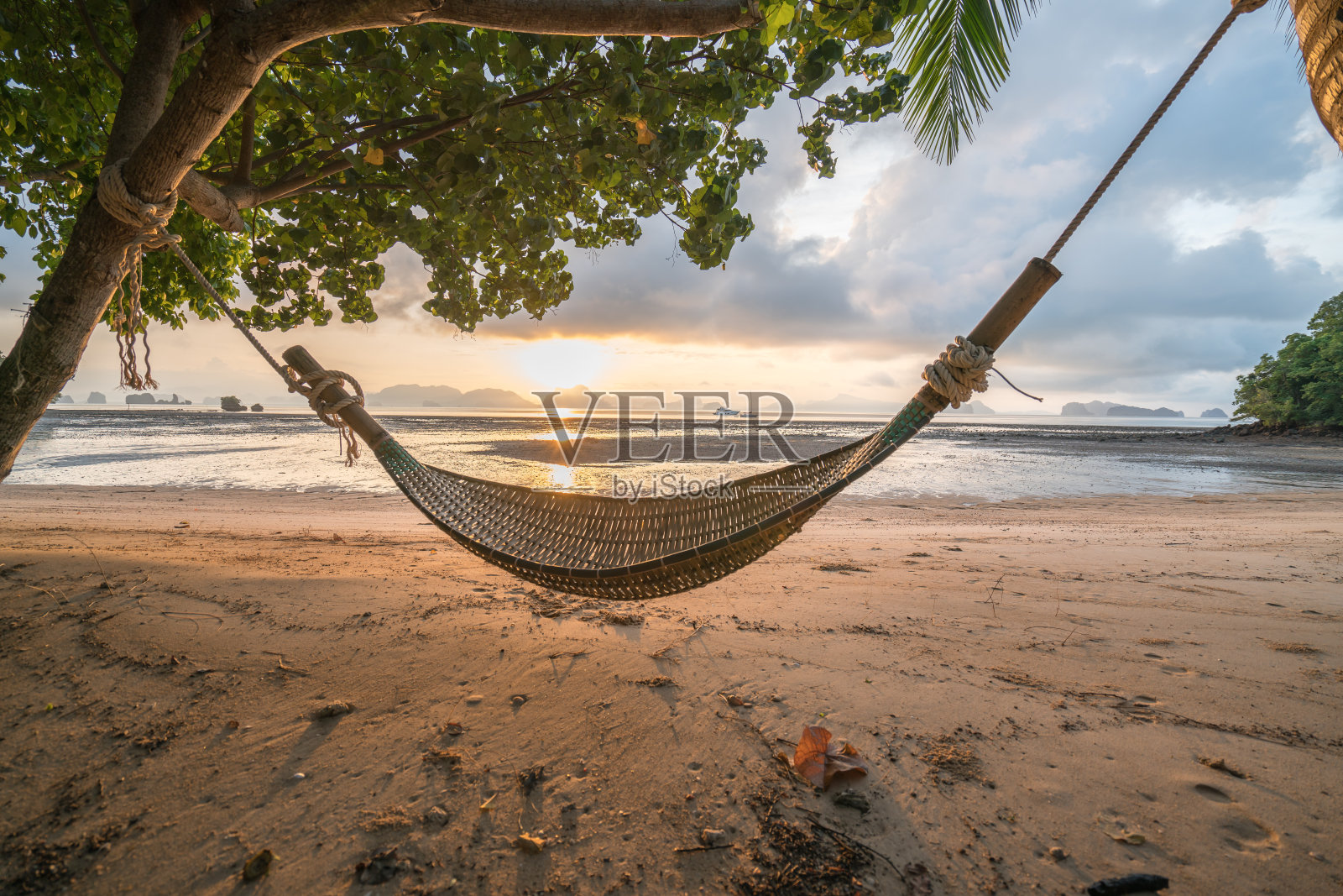 泰国日出时海滩上的吊床照片摄影图片