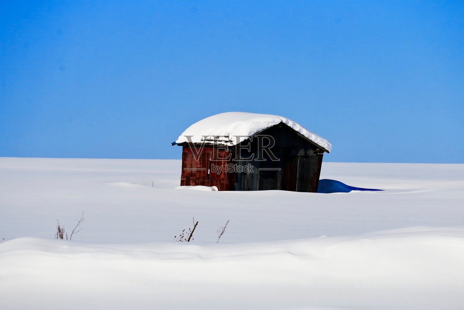 雪地废弃房屋照片摄影图片