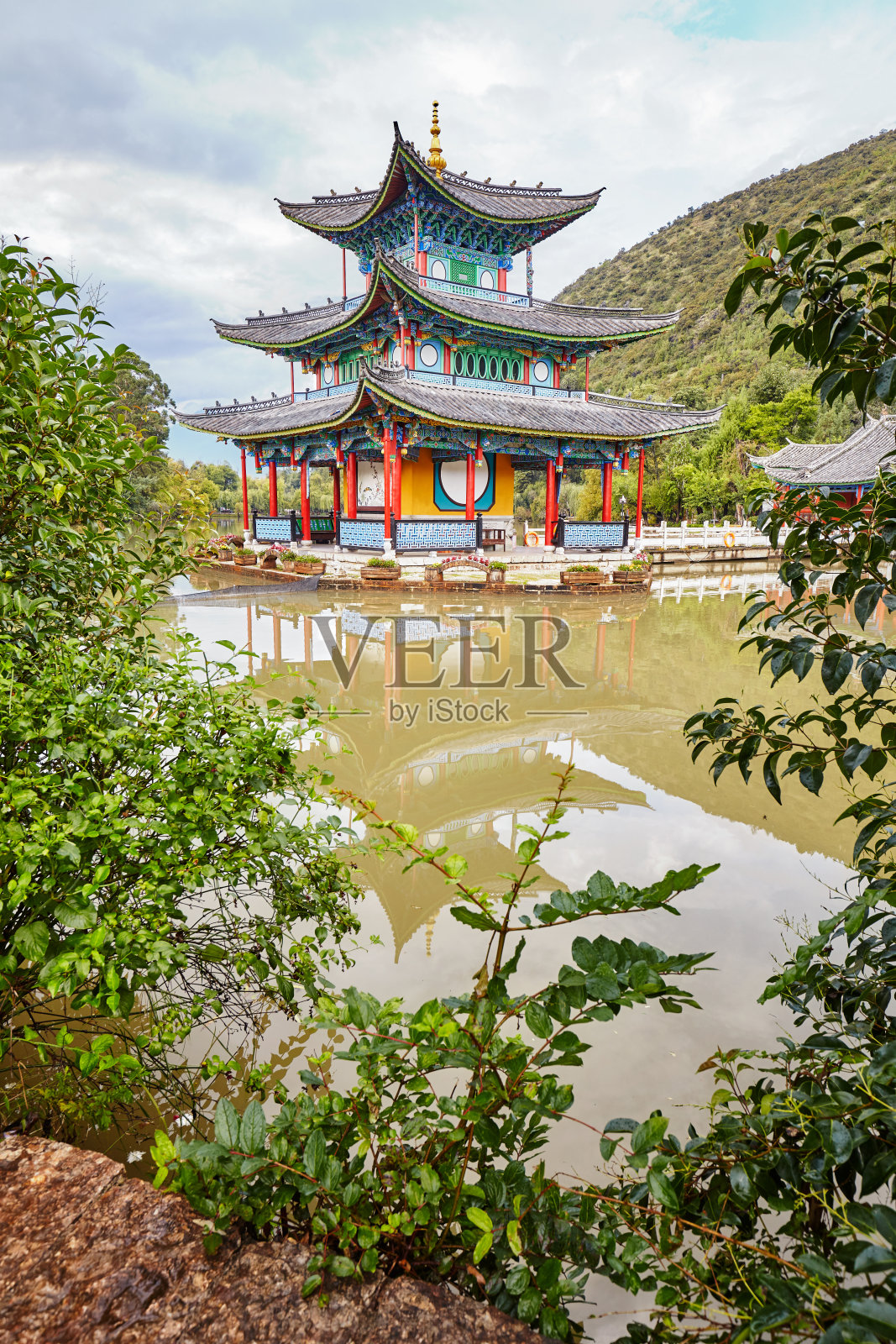 丽江玉泉公园的寺庙。照片摄影图片