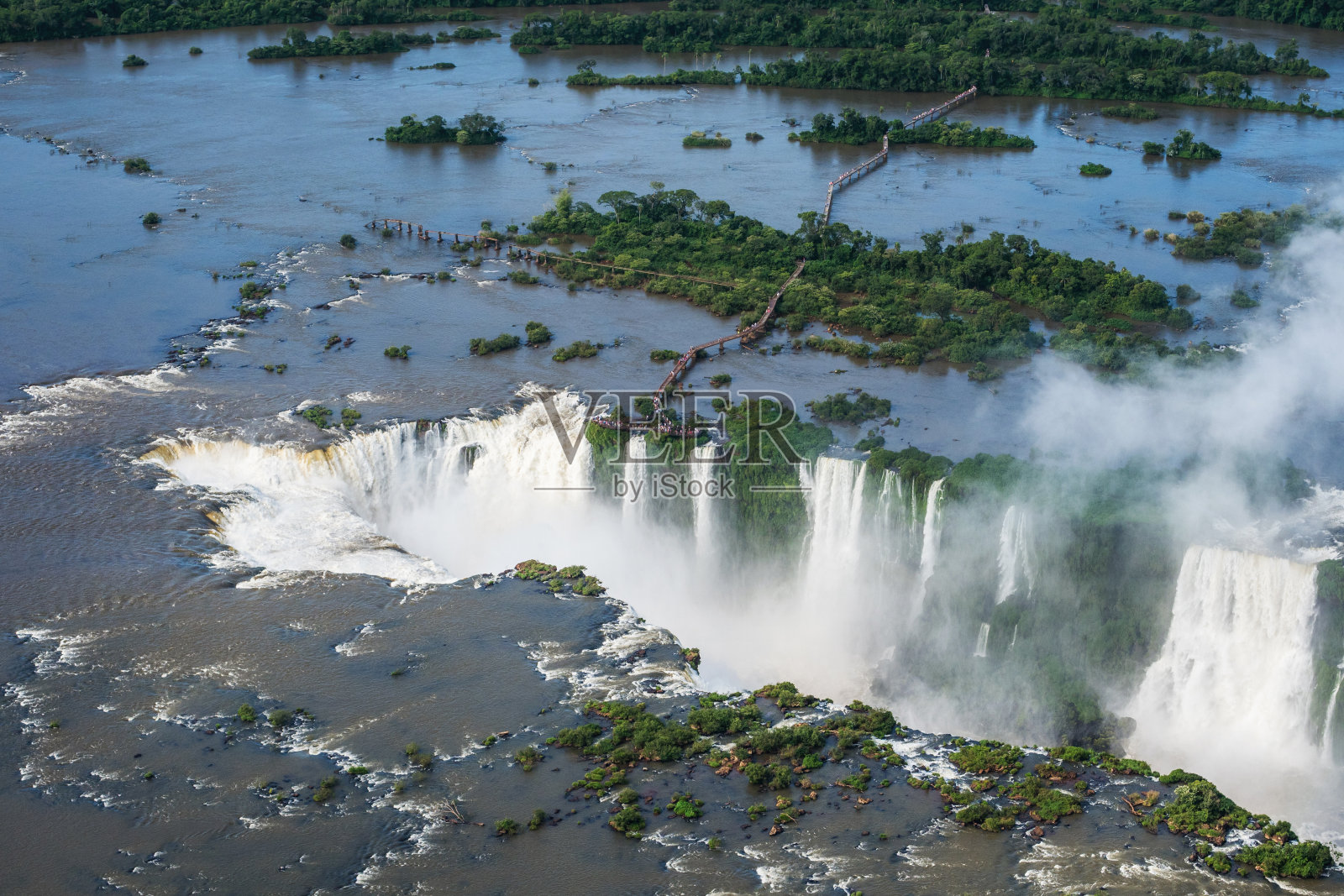 伊瓜苏瀑布(伊瓜苏瀑布)在阿根廷和巴西边境，鸟瞰图照片摄影图片