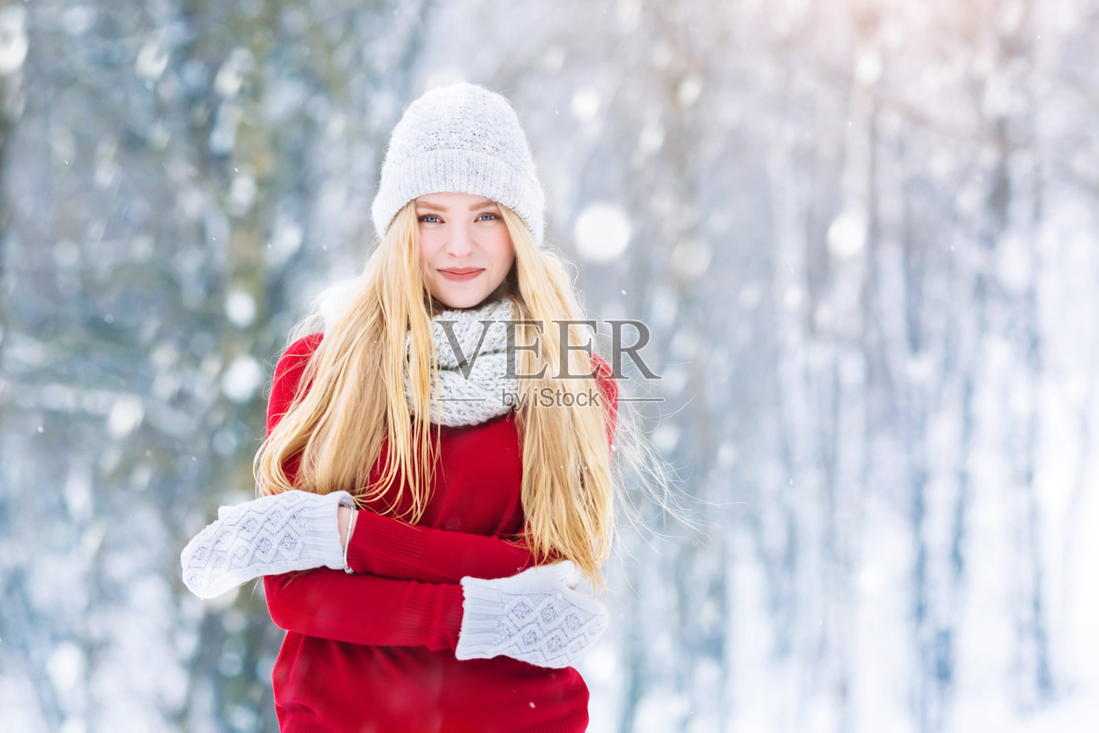 冬天年轻的少女肖像。照片摄影图片