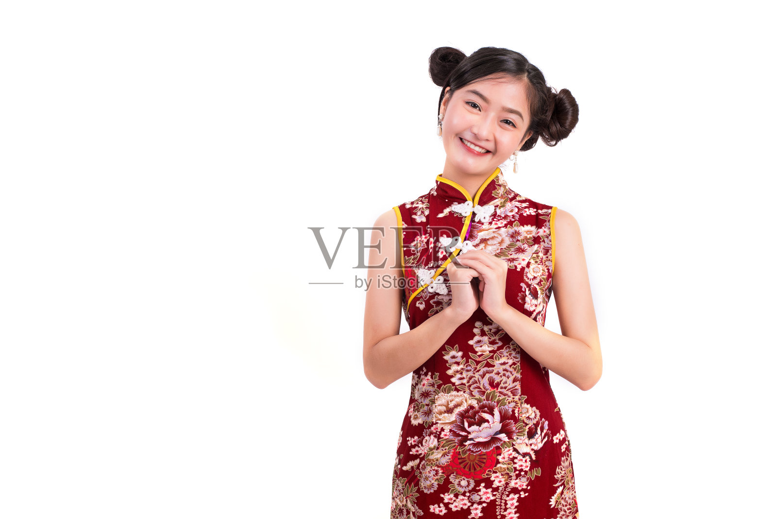 年轻的亚洲美女穿着旗袍和祝福或问候手势在中国新年节日活动在孤立的白色背景。假日和生活方式的概念。旗袍穿照片摄影图片