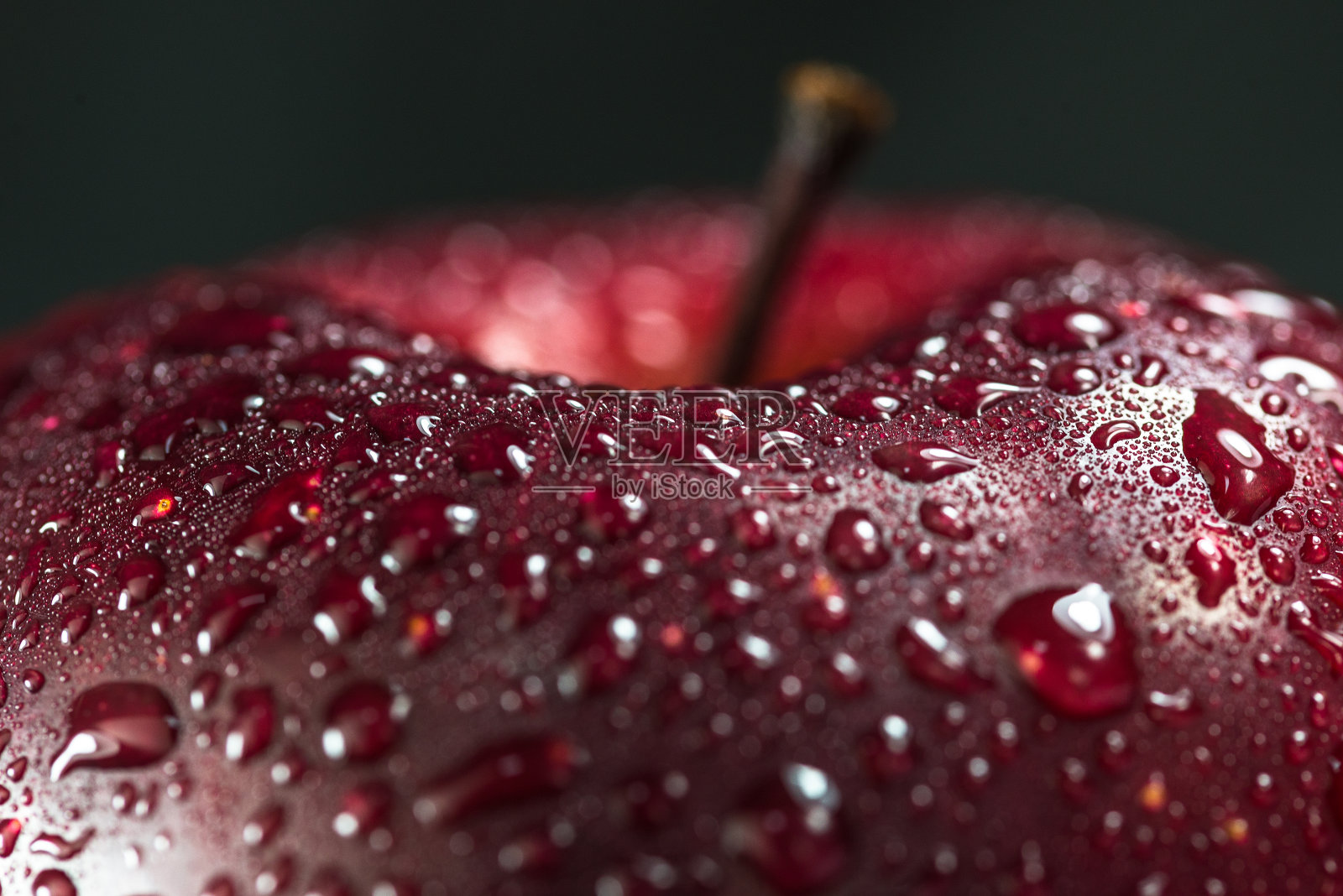 新鲜的红苹果，黑色背景下有水滴照片摄影图片