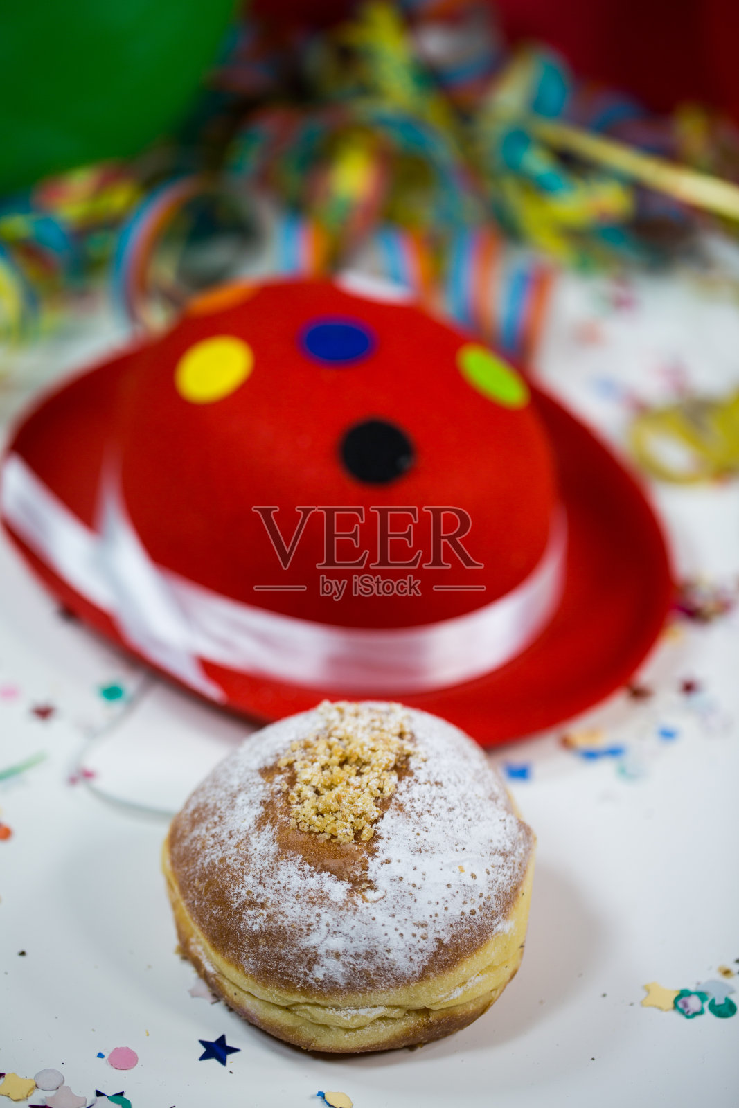 甜甜圈和红色派对帽照片摄影图片