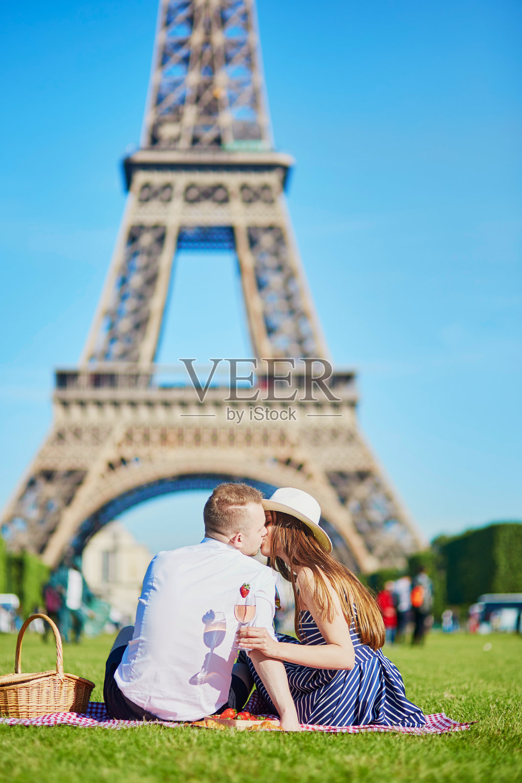 一对夫妇在巴黎埃菲尔铁塔附近野餐，法国照片摄影图片