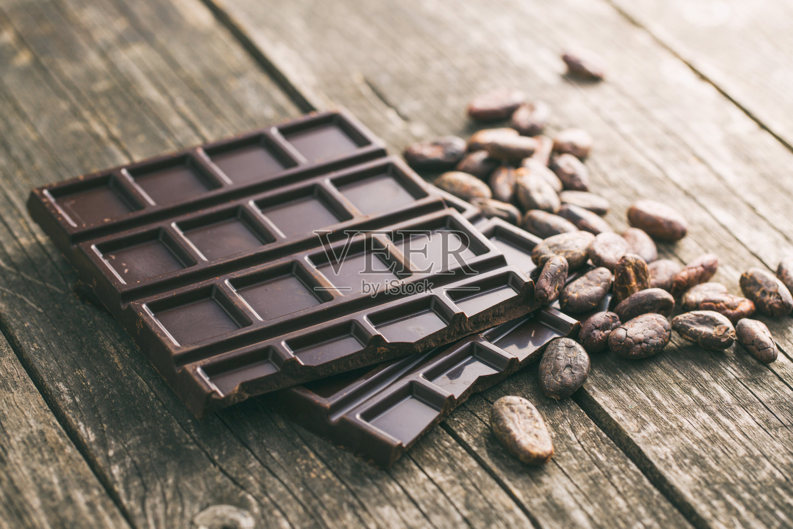 可可豆和巧克力棒照片摄影图片