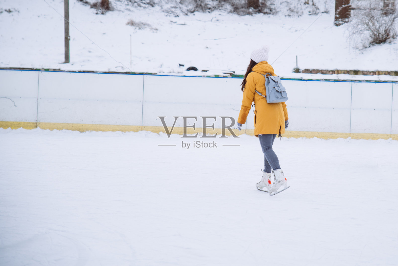 女人在城市溜冰场学习滑雪照片摄影图片