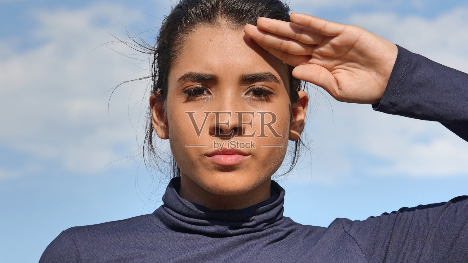 年轻的哥伦比亚少女敬礼照片摄影图片