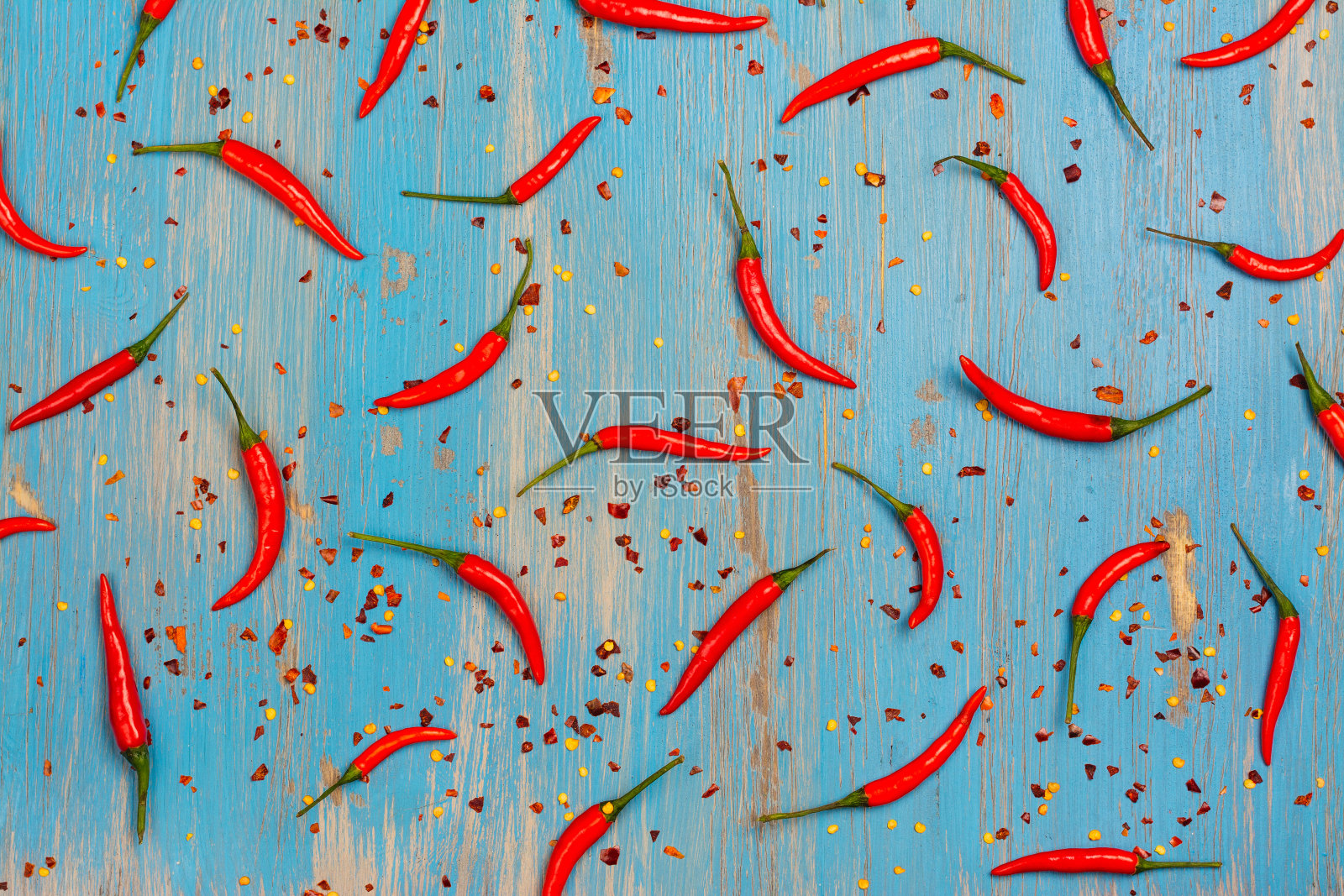 抽象的背景红辣椒豆荚和薄片上的蓝色照片摄影图片