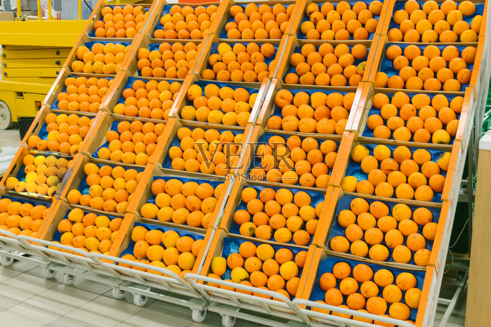 超市货架上的柿子照片摄影图片