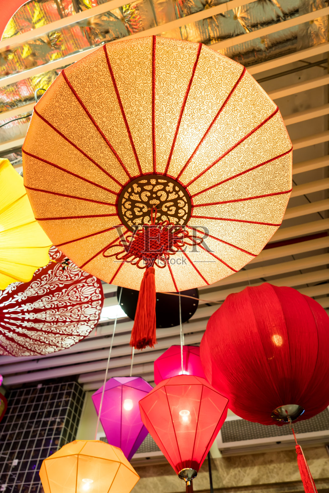 红灯笼是中国新年的装饰照片摄影图片