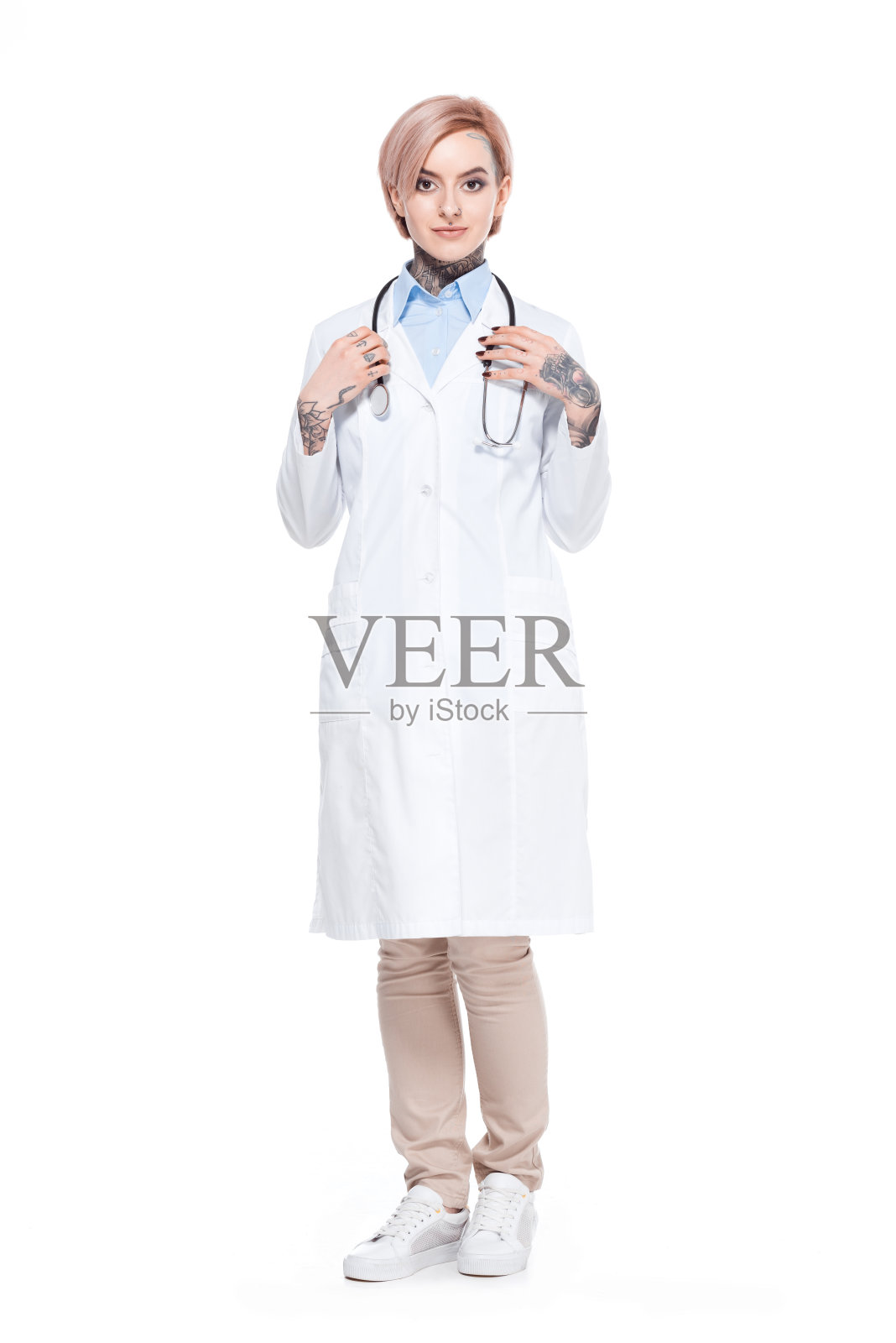年轻医生身穿白大褂，带听诊器，孤立在白色照片摄影图片