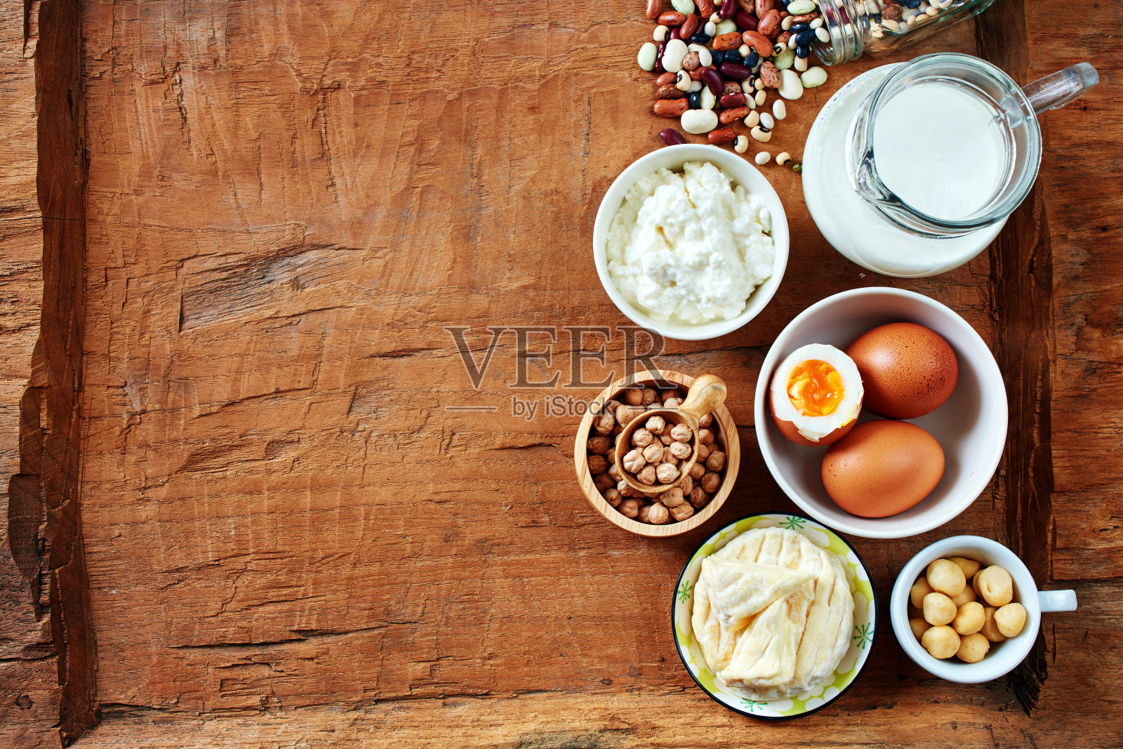 俯视图丰富的蛋白质食物在木桌上。照片摄影图片