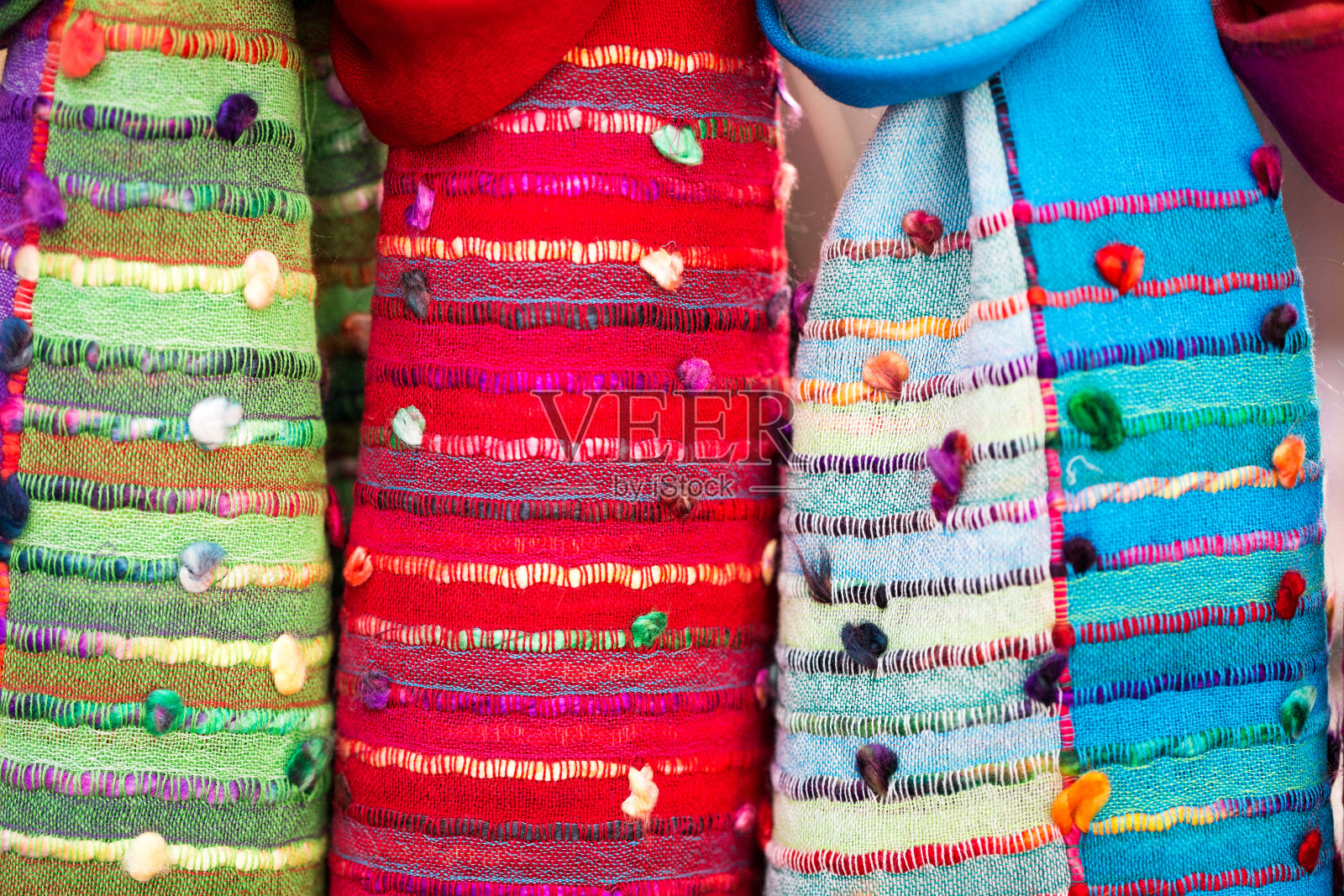 近距离的多色妇女围巾和羊绒披肩图案面料在市场出售照片摄影图片