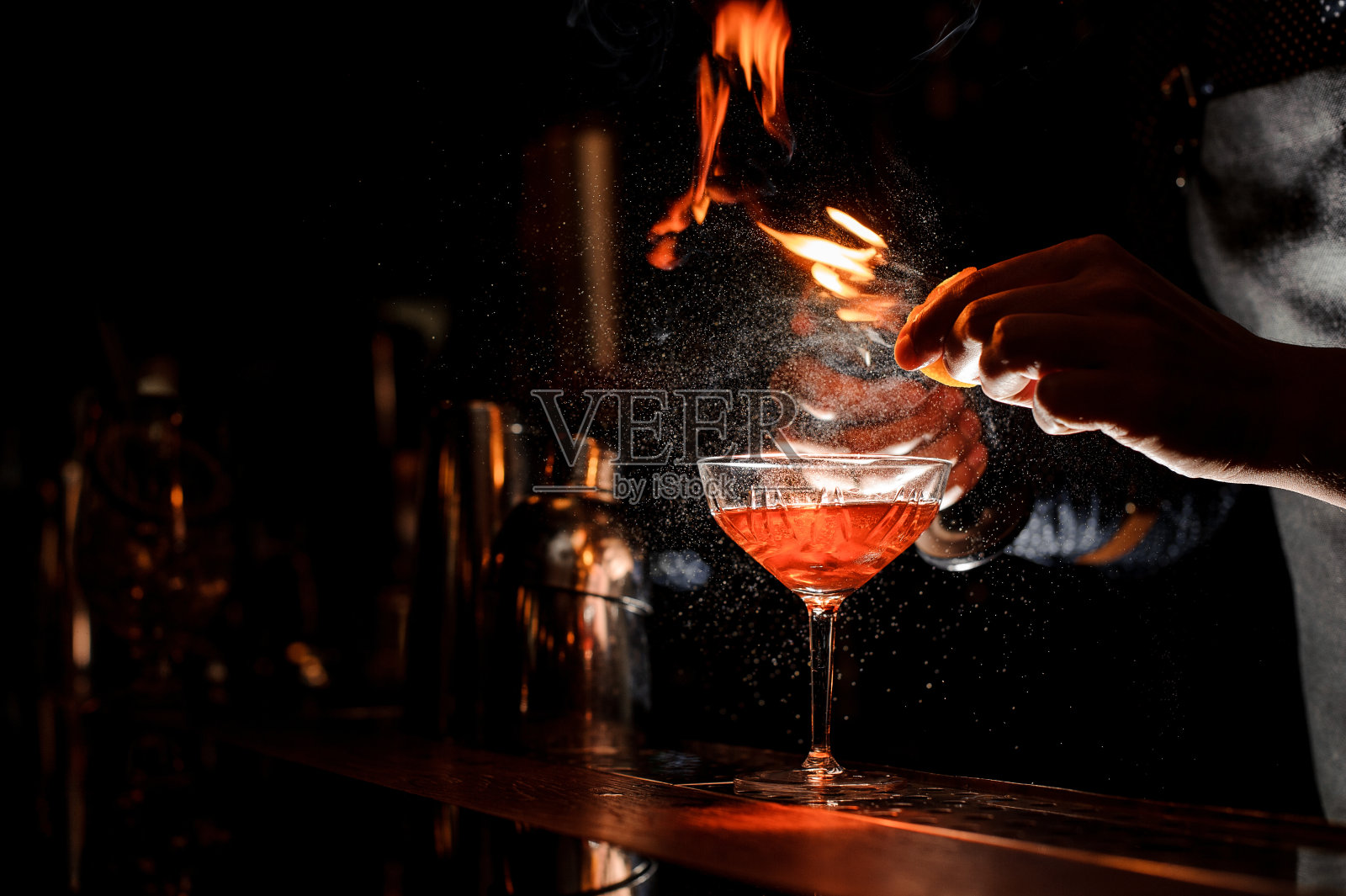 调酒师的手制作一个带有烟熏味的新鲜鸡尾酒照片摄影图片