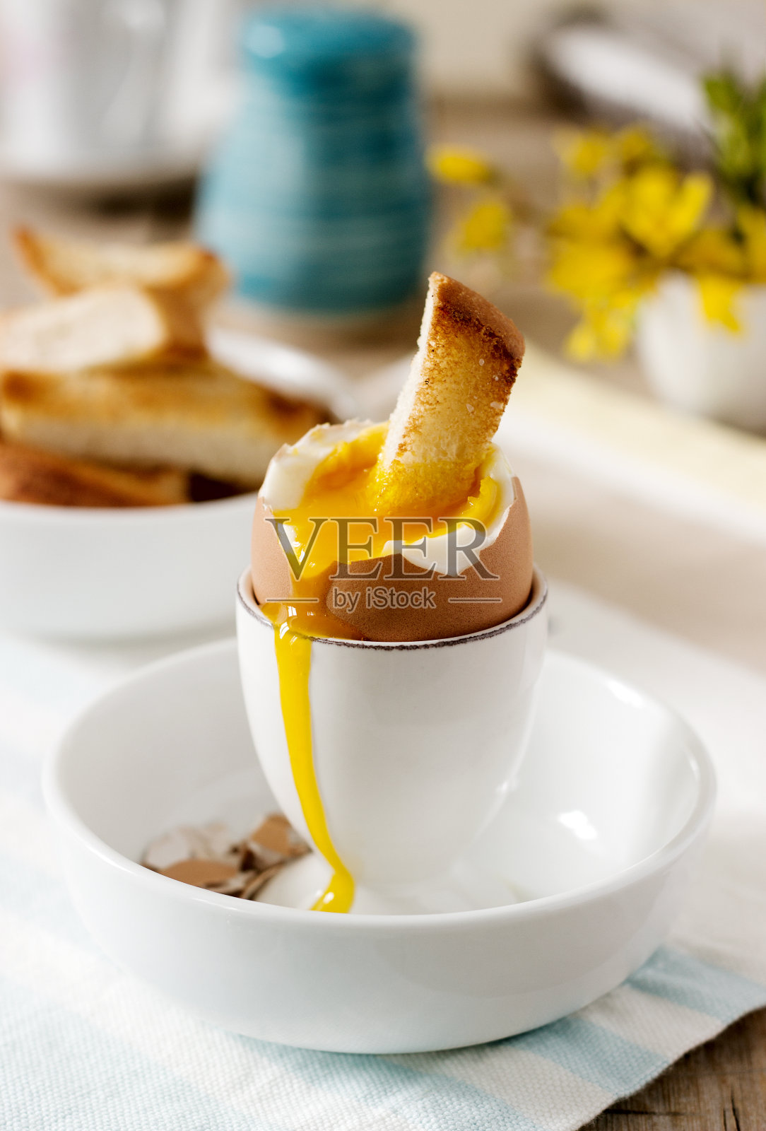 早餐有半熟鸡蛋、面包、奶油咖啡和新鲜报纸。照片摄影图片