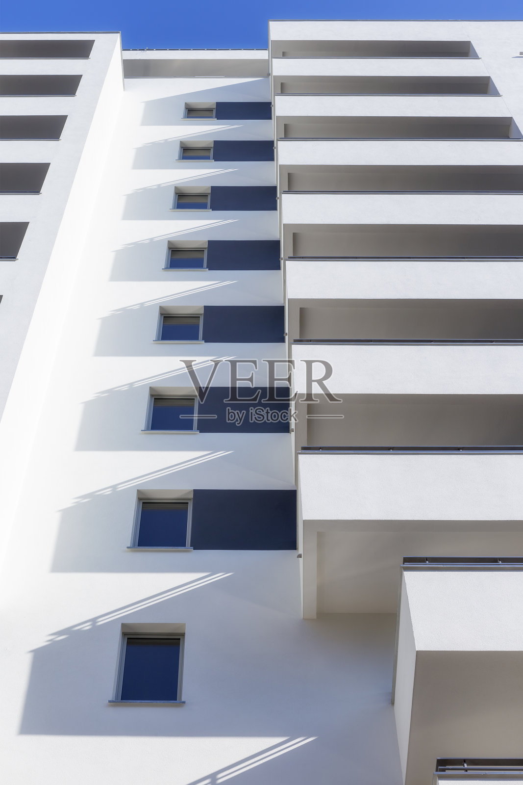一排排的阳台在现代白色公寓大楼照片摄影图片