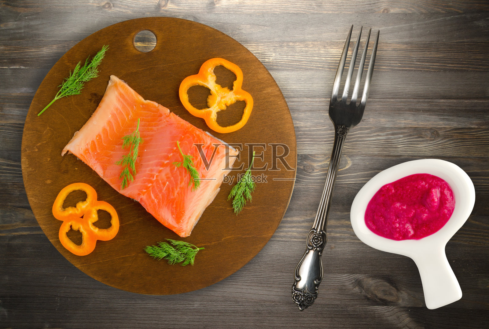 红鱼，鳟鱼片放在盘子里。照片摄影图片