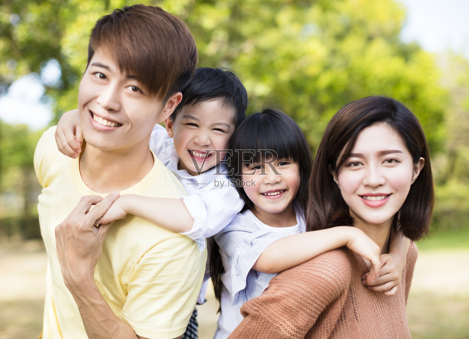 公园里幸福亚洲家庭的肖像照片摄影图片
