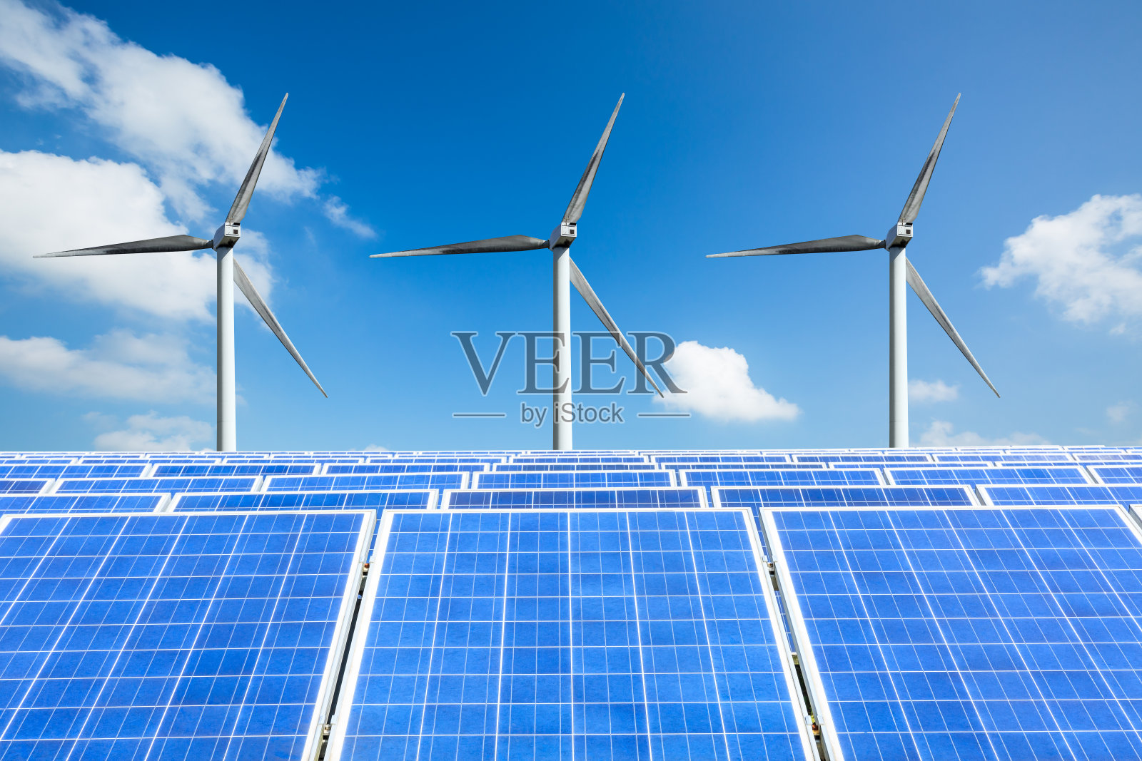 太阳能电池板和风力涡轮机景观照片摄影图片