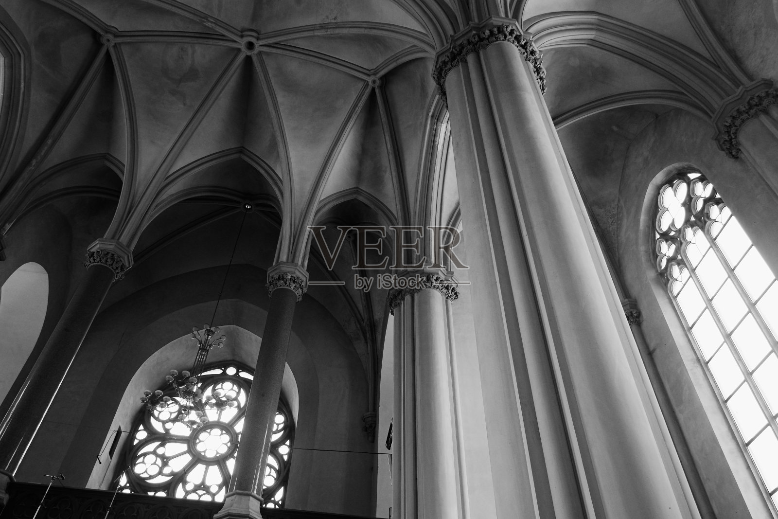 哥特式大教堂内部有柱子照片摄影图片