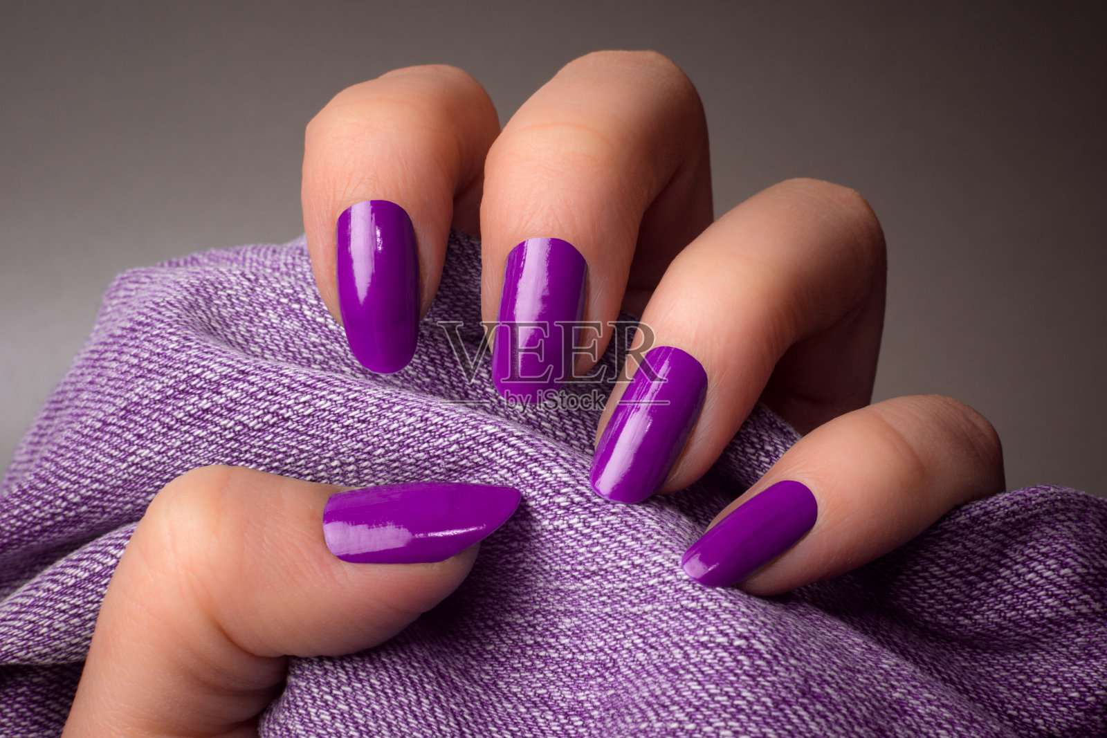 紫色的指甲修指甲照片摄影图片