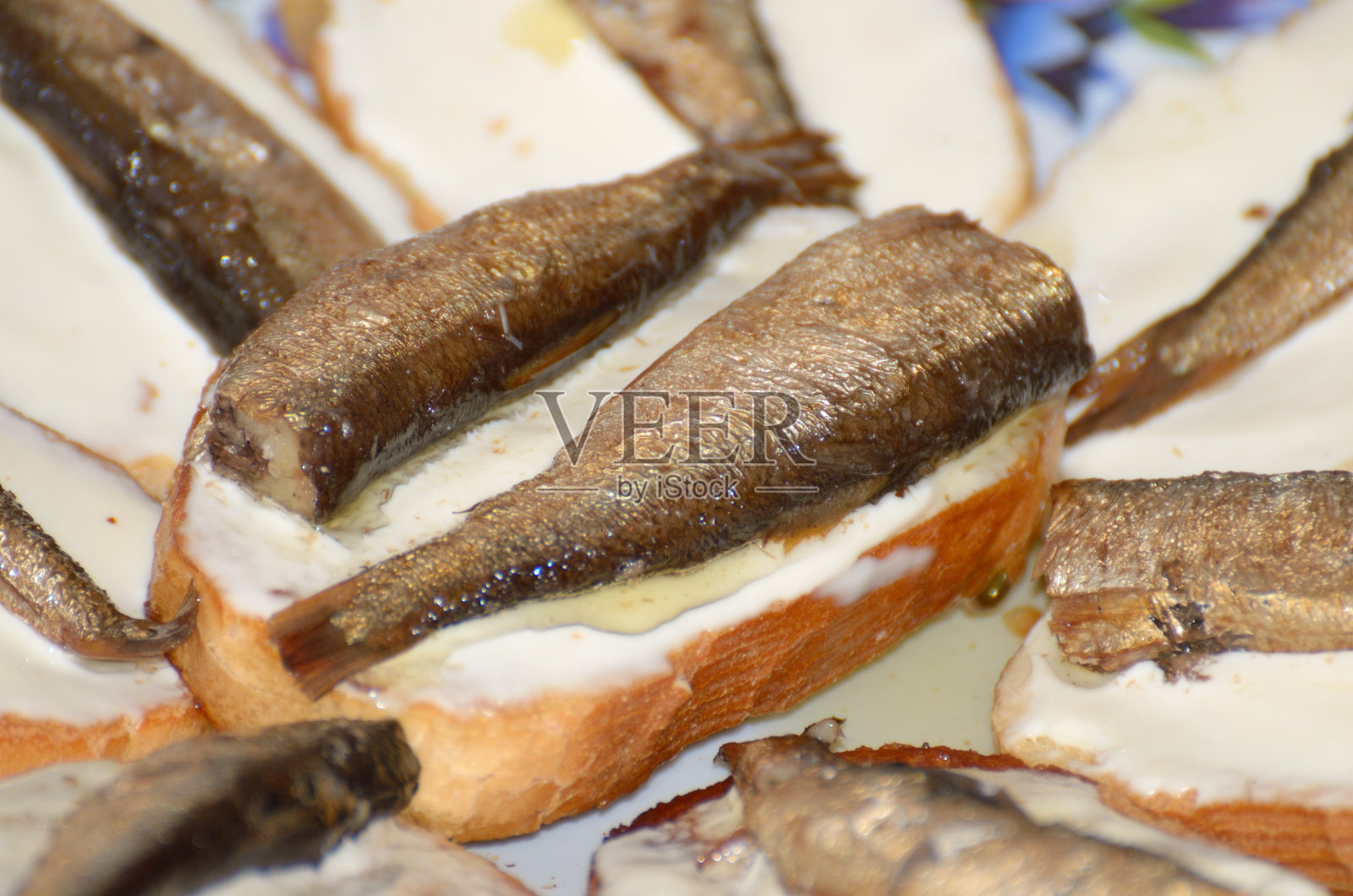 三明治配融化的奶酪和鱼。照片摄影图片