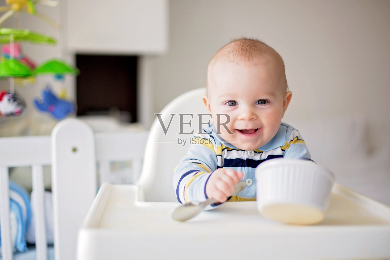 可爱的小男孩，午餐吃蔬菜泥，妈妈喂他照片摄影图片