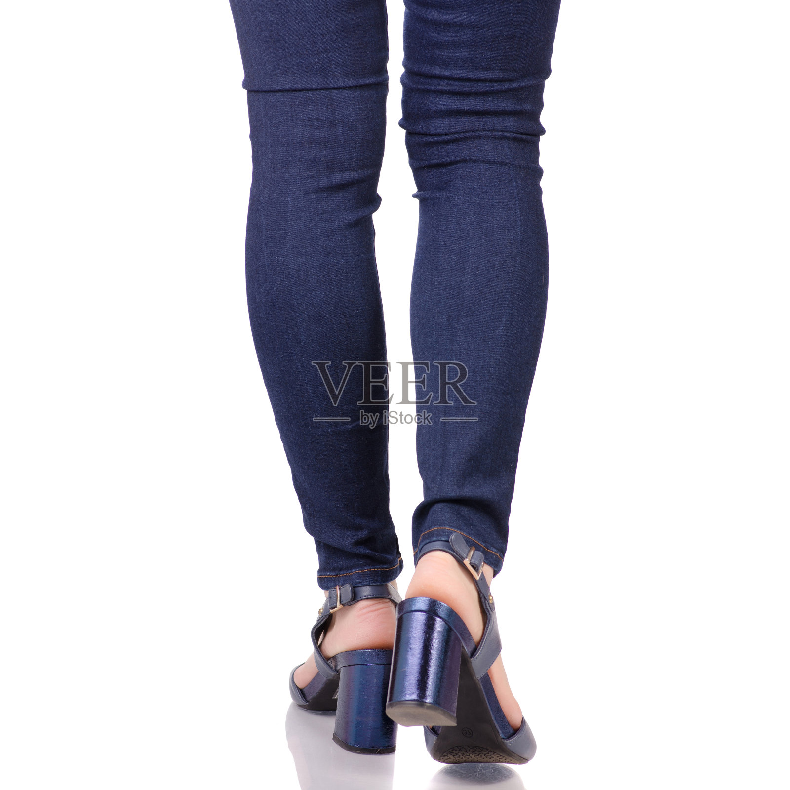 女脚穿牛仔裤和蓝色凉鞋照片摄影图片
