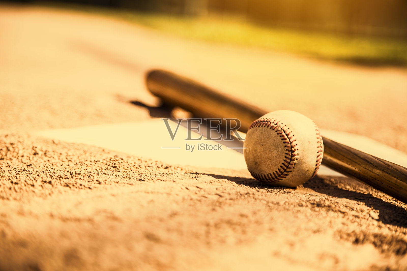 棒球赛季到了。击球和球在本垒板上。照片摄影图片