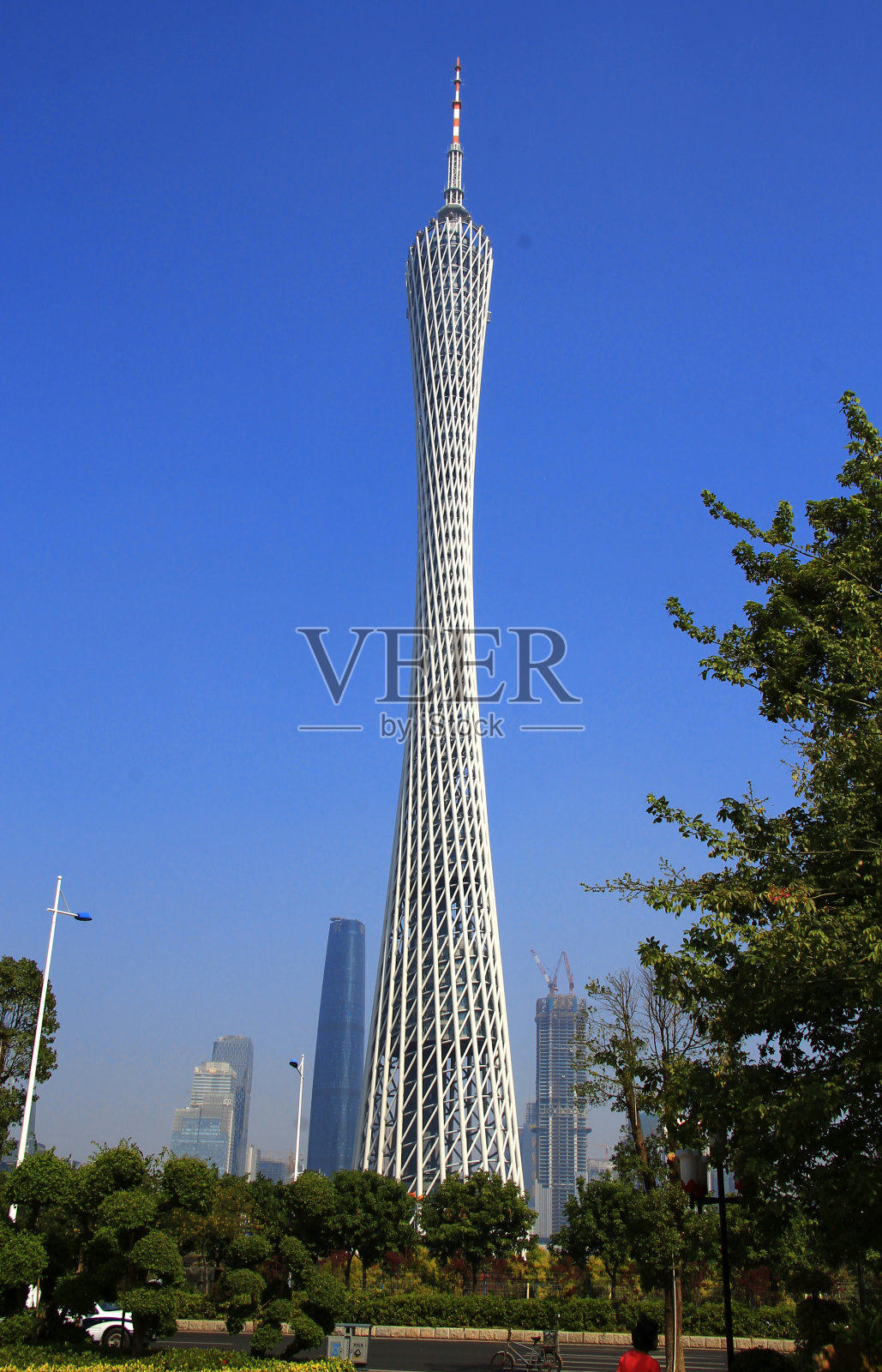 蓝天下的广州塔照片摄影图片