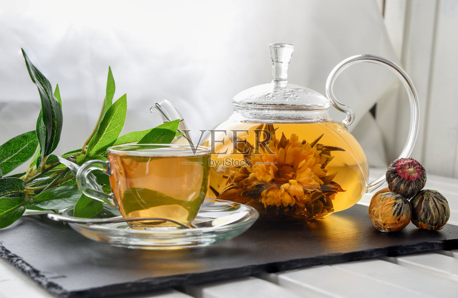 异国情调的绿茶与花在玻璃茶壶照片摄影图片
