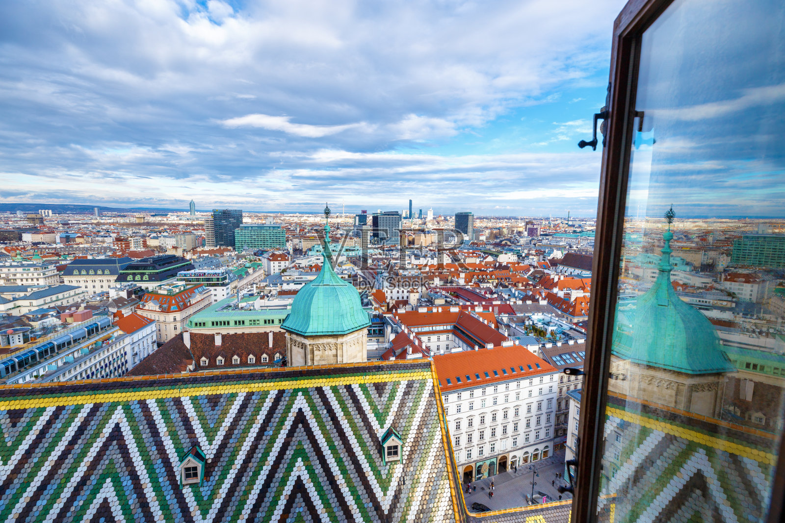 从空中俯瞰维也纳——欧洲国家奥地利的首都。标志性的地标和非常受欢迎的欧洲旅游目的地。俯瞰古典建筑的屋顶，白天的风景。照片摄影图片