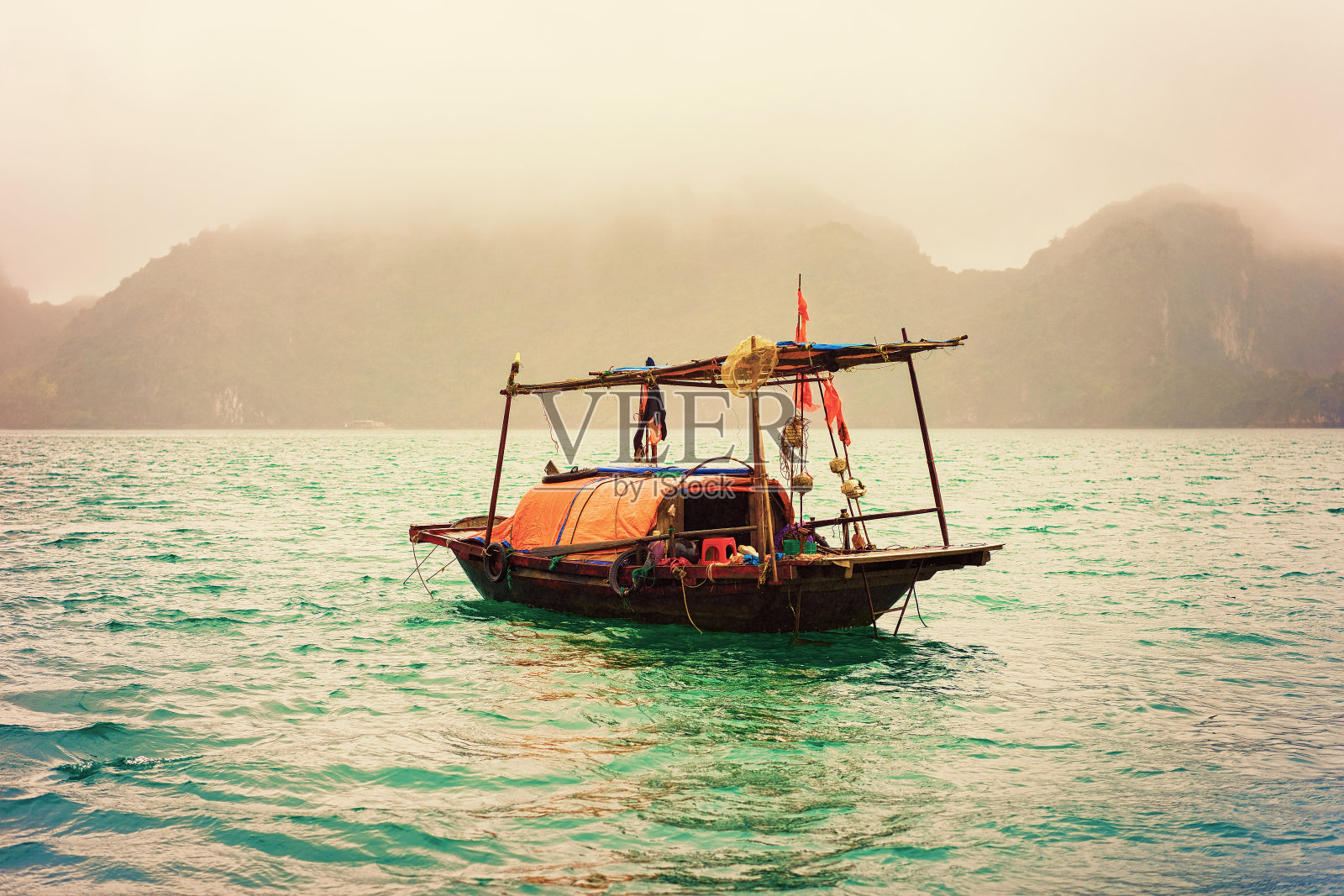 日落时分，越南下龙湾的渔船照片摄影图片