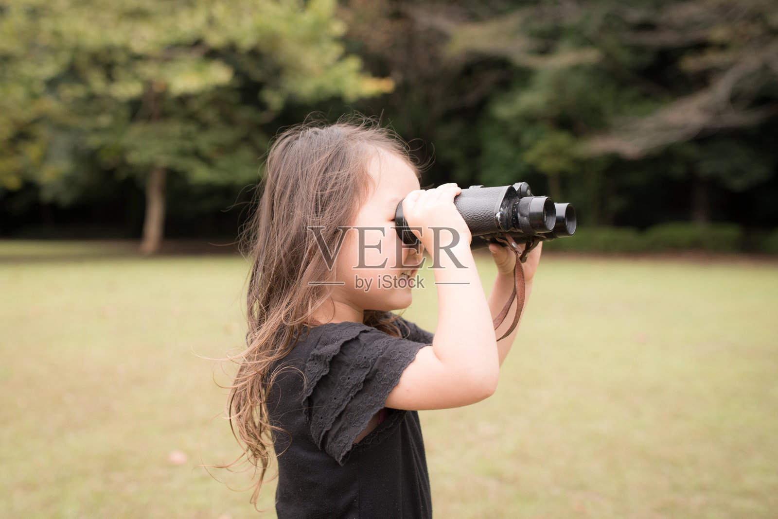小女孩用望远镜照片摄影图片